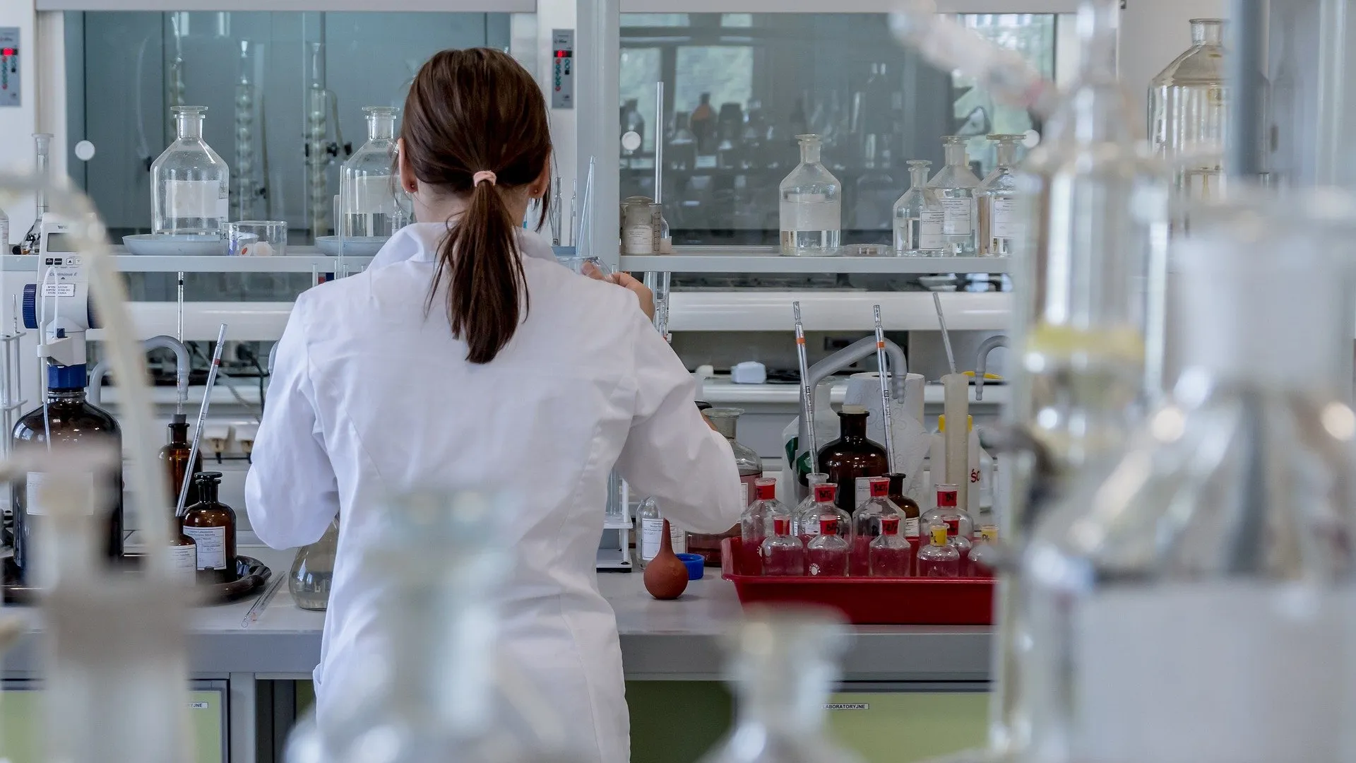 Blick in ein Labor mit Laborantin